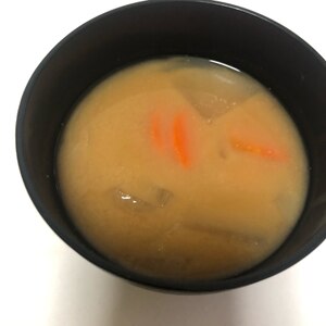 にんじんと玉ねぎと大根の根菜味噌汁